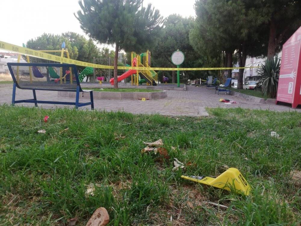 İzmir’de parkı kana buladılar: 1 ölü, 3 yaralı