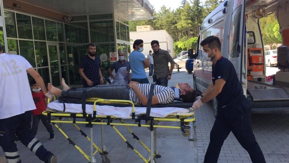 Hafif ticari araç aydınlatma direğine çarptı: 3 yaralı