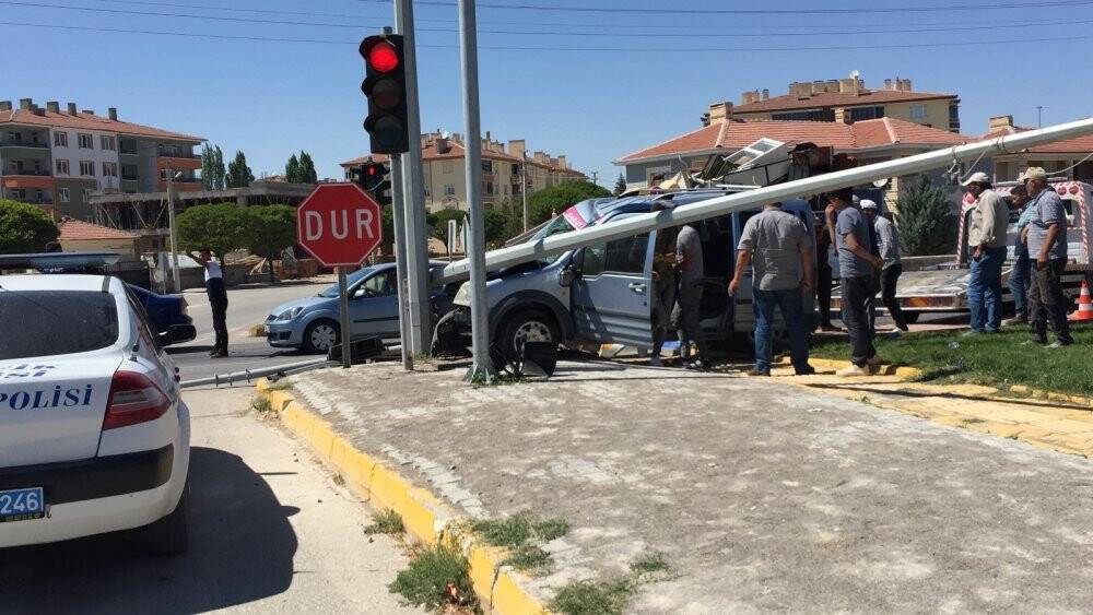 Hafif ticari araç aydınlatma direğine çarptı: 3 yaralı