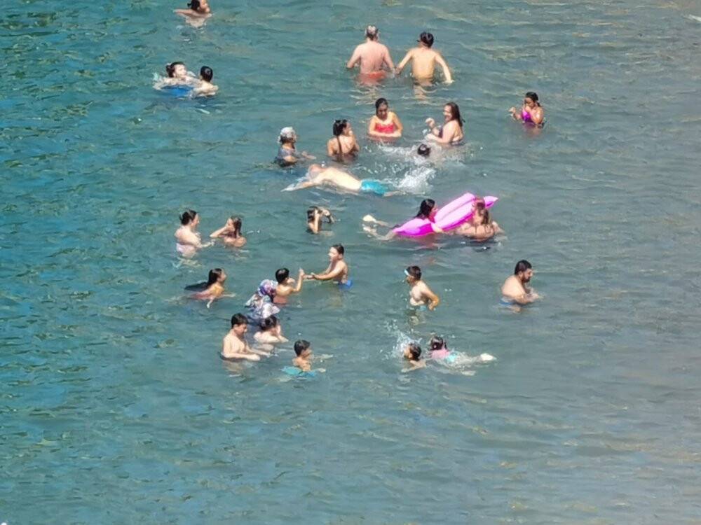 Hava sıcaklığı 28 dereceye ulaştı, vatandaş plaja akın etti