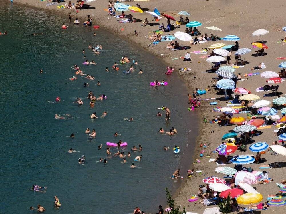 Hava sıcaklığı 28 dereceye ulaştı, vatandaş plaja akın etti