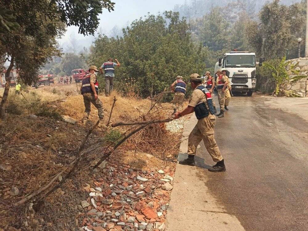Jandarma Genel Komutanlığı 2 bin 310 personeliyle yangınla mücadele ediyor