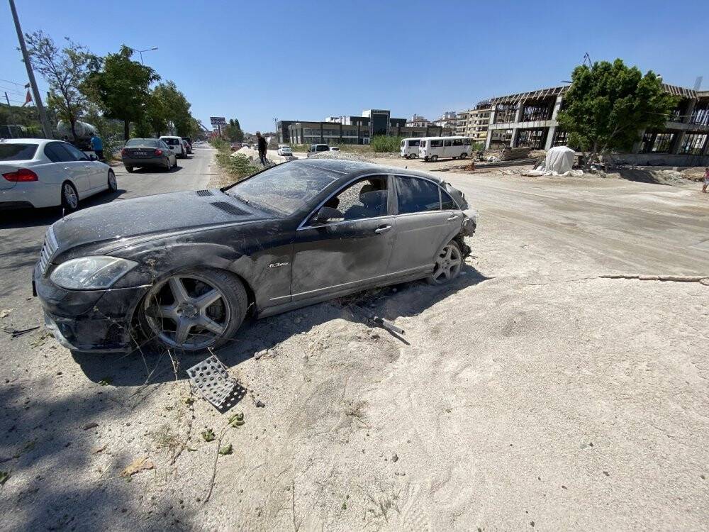 Kontrolden çıkan kamyon ortalığı savaş alanına çevirdi