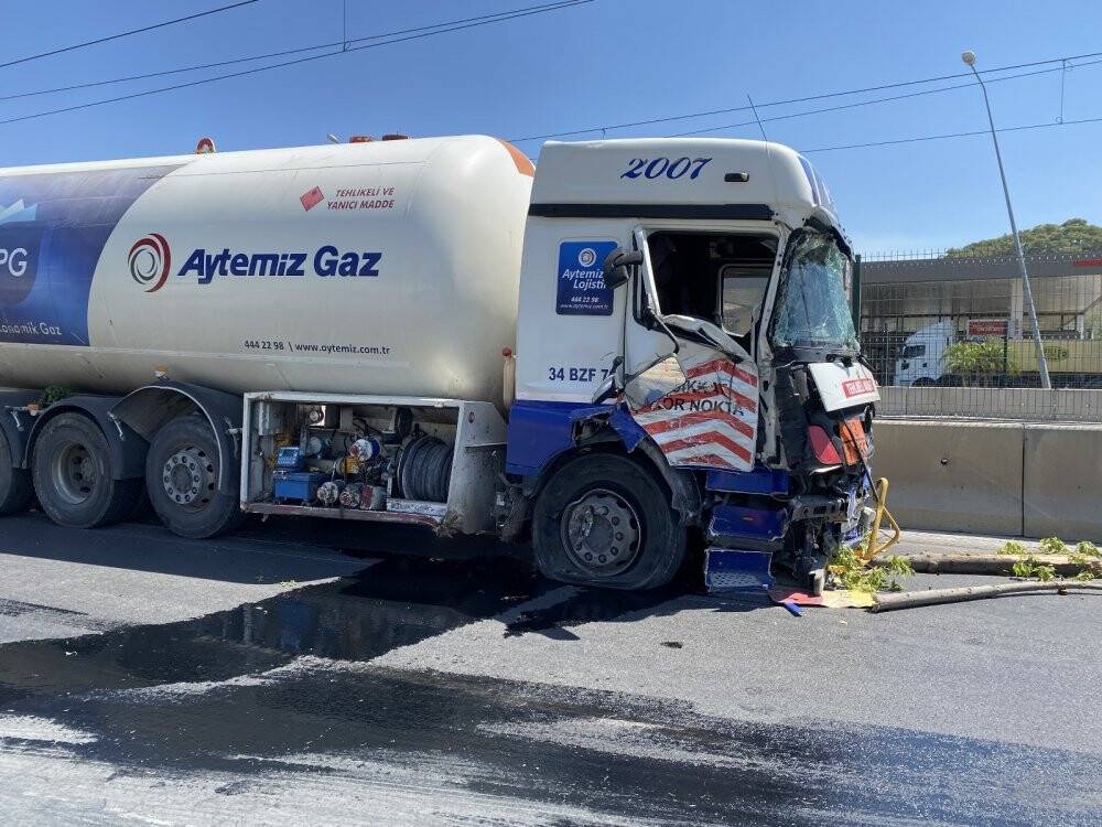 Kontrolden çıkan kamyon ortalığı savaş alanına çevirdi