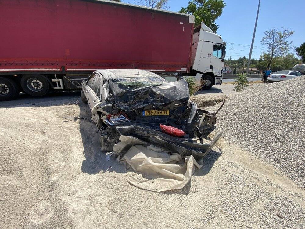 Kontrolden çıkan kamyon ortalığı savaş alanına çevirdi