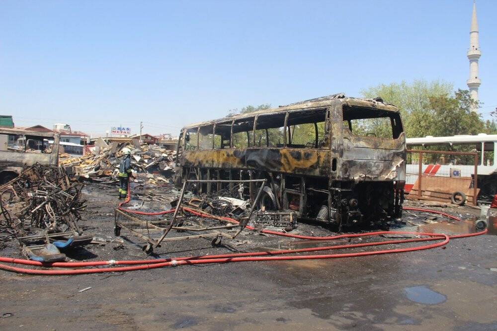 Konya'da sanayi sitesindeki hurda otobüs alev alev yandı