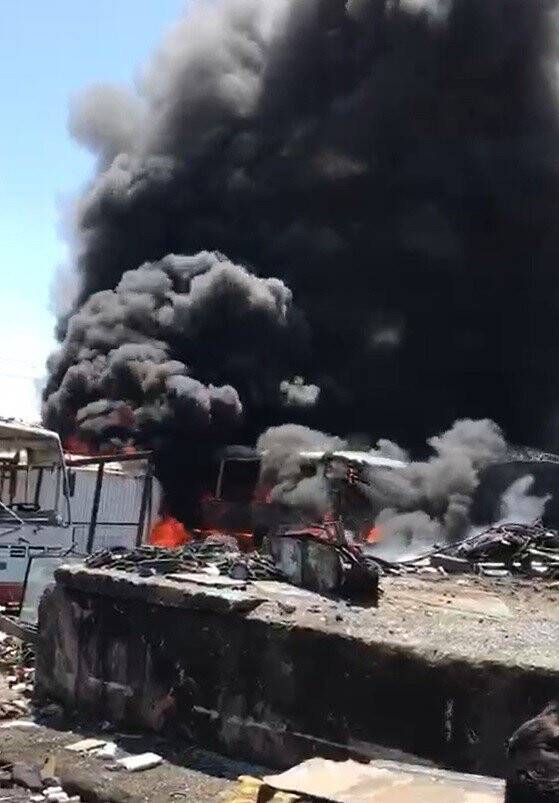 Konya'da sanayi sitesindeki hurda otobüs alev alev yandı