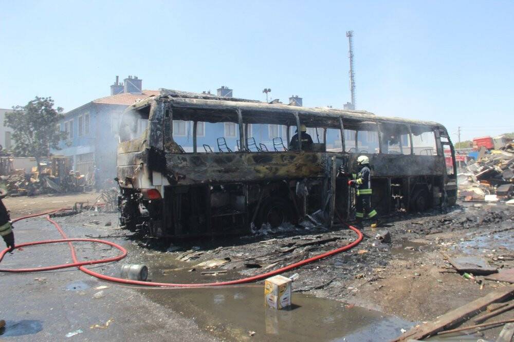 Konya'da sanayi sitesindeki hurda otobüs alev alev yandı