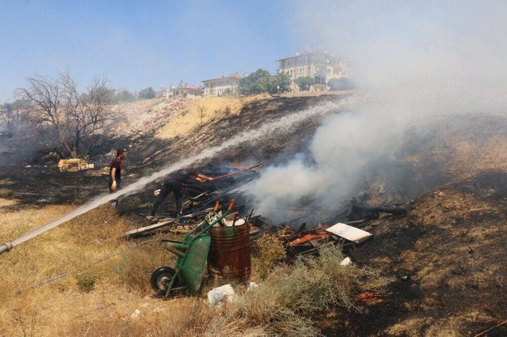 Vatandaşlar yangına kova ile su taşıdılar