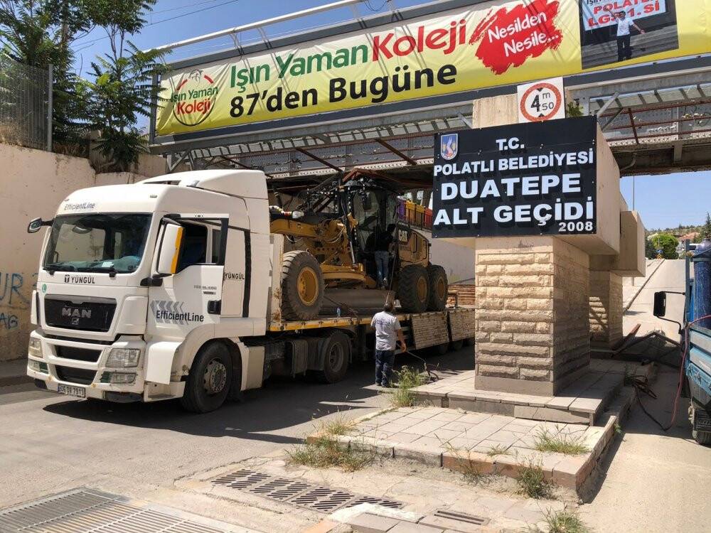 İş makinesi yüklü tır, alt geçide sıkıştı