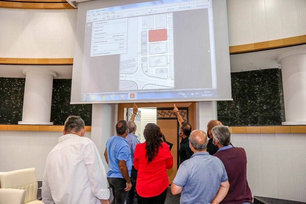 Başkan Kavuş’tan Larende Caddesi esnaflarına yer önerisi