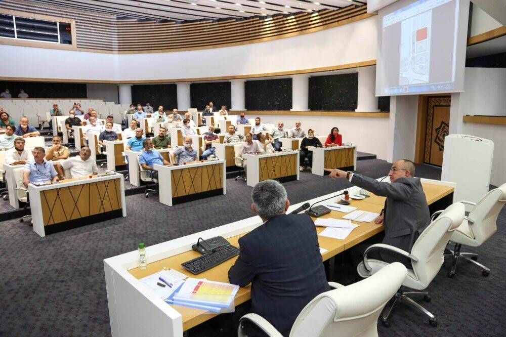 Başkan Kavuş’tan Larende Caddesi esnaflarına yer önerisi