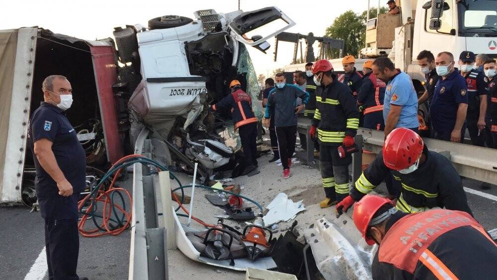 Konya'da feci kaza! Devrilen tır karayolunu kapattı, sürücü öldü