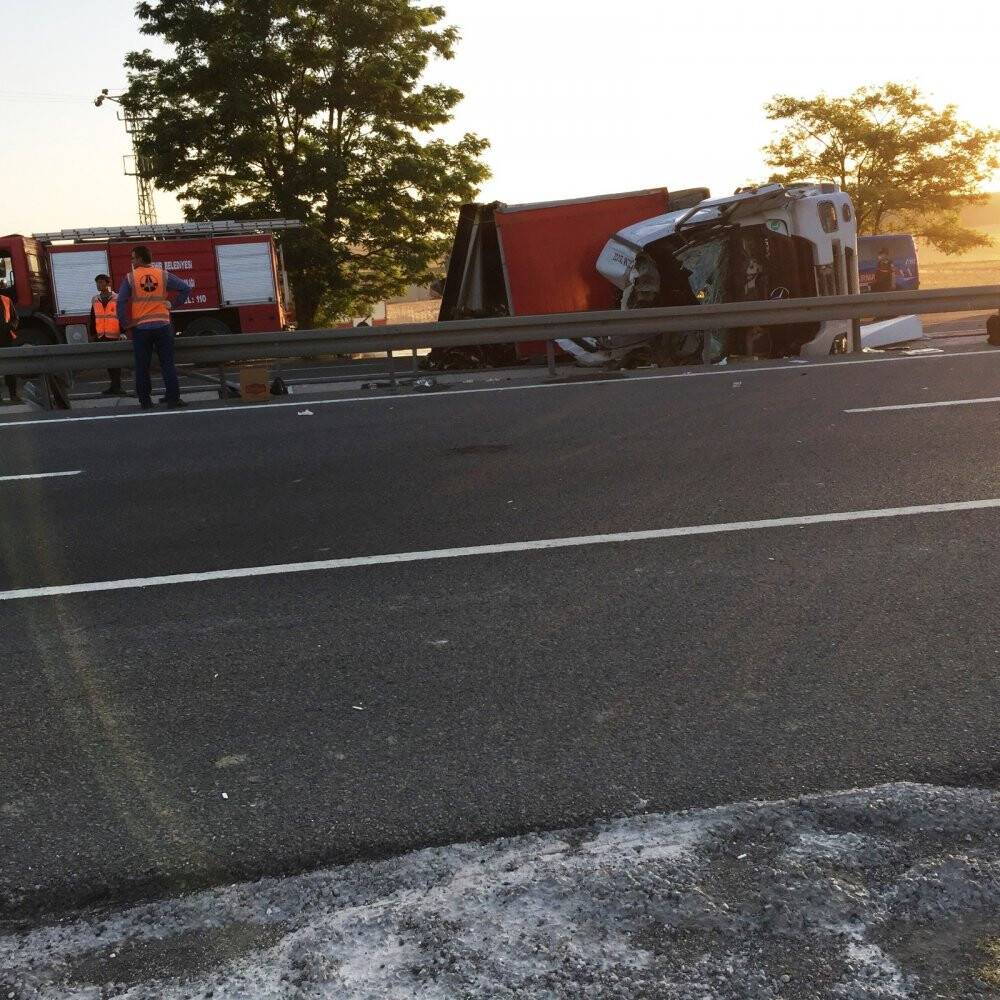 Konya'da feci kaza! Devrilen tır karayolunu kapattı, sürücü öldü