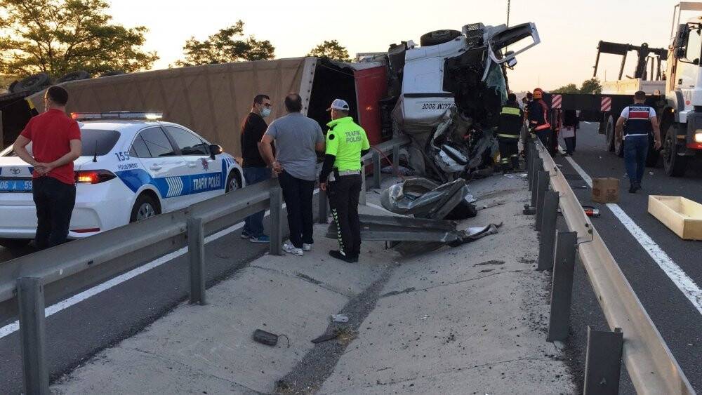 Konya'da feci kaza! Devrilen tır karayolunu kapattı, sürücü öldü