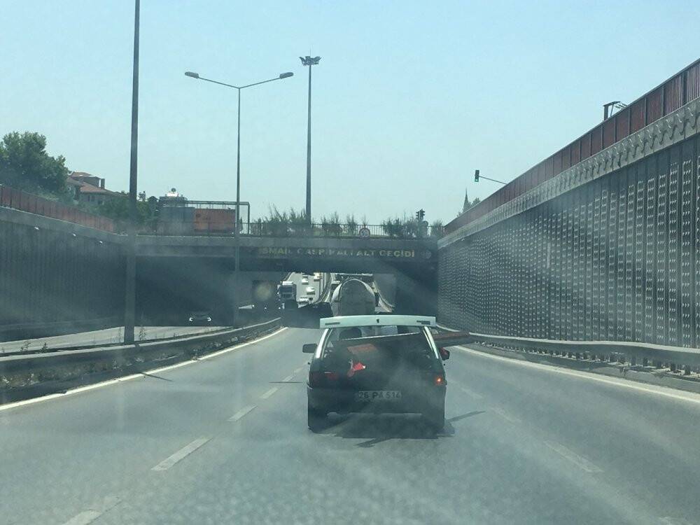 Trafikte pes dedirten görüntü