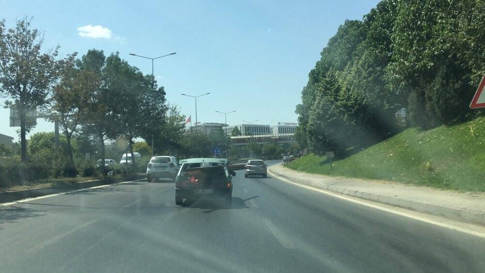 Trafikte pes dedirten görüntü