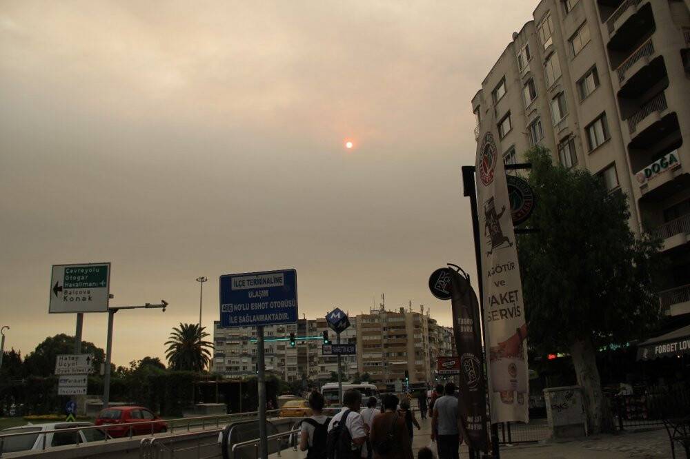 İzmir, sarı bir sabaha uyandı