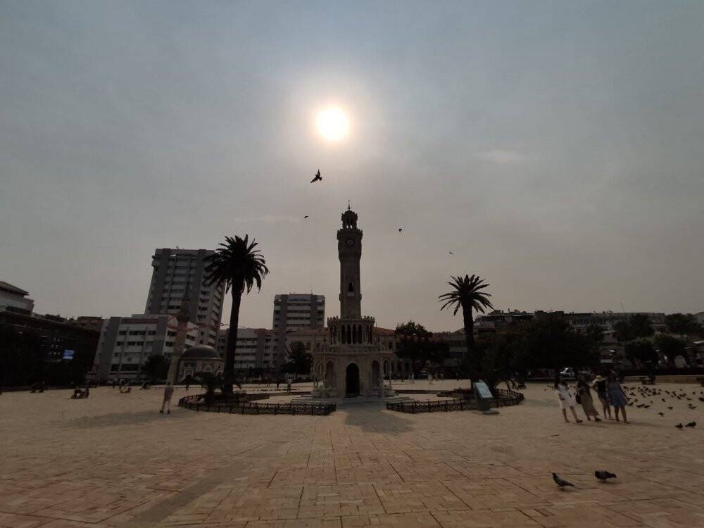 İzmir, sarı bir sabaha uyandı