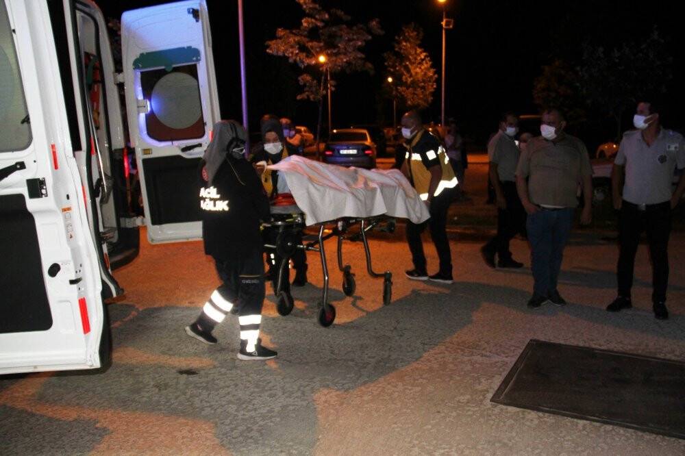 Kavgaya müdahale eden polisin ayağını otomobil ezdi