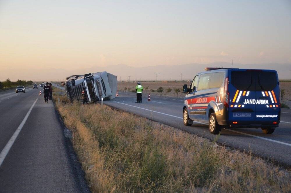 Konya'da kaza! İplik yüklü tır devrildi