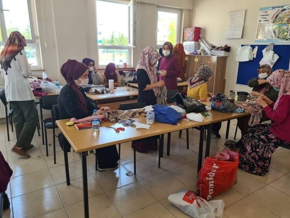 Yangın bölgesindeki kadınlar için şalvar dikiyorlar