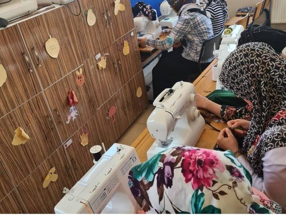 Yangın bölgesindeki kadınlar için şalvar dikiyorlar