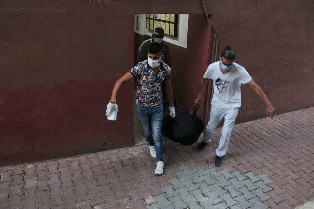 Anne ve kızın farklı odalarda cansız bedenleri bulundu