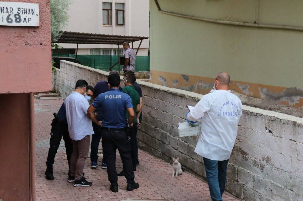Anne ve kızın farklı odalarda cansız bedenleri bulundu