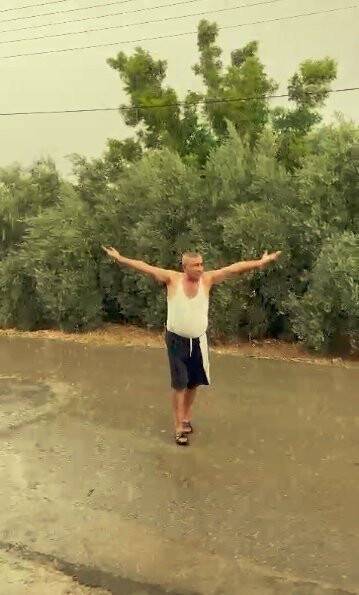 Antalya’da yaz ortasında yağmuru gören çiftçinin sevinci