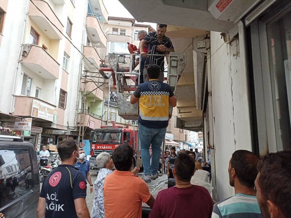 Balkonu temizlerken 5. kattan yan binanın üzerine düştü