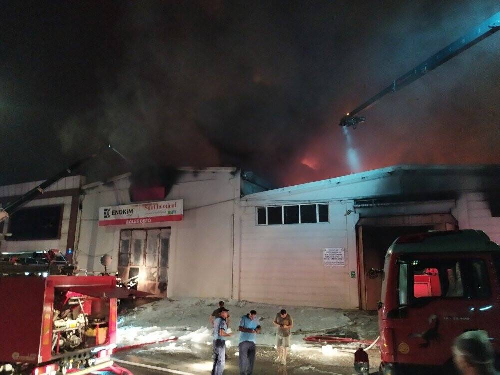 Boya fabrikasında çıkan dev yangın kontrol altına alındı