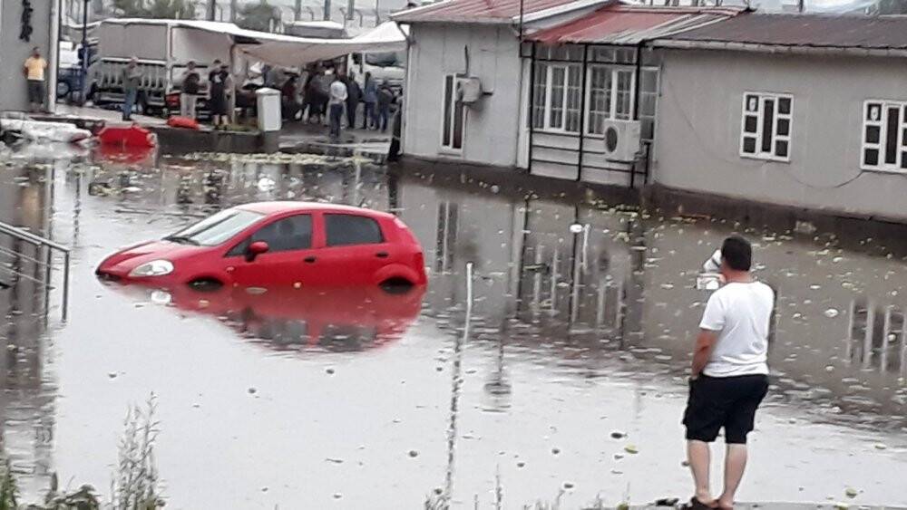 Ereğli’de sağanak nedeniyle pazaryeri sular altında kaldı