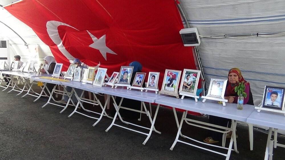 Oğlu zorla dağa kaçırılan evlat nöbetindeki anneden, PKK’ya sert tepki