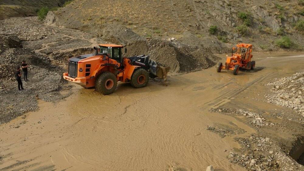 Selden dolayı kapanan Yüksekova-Van karayolu ulaşıma açıldı
