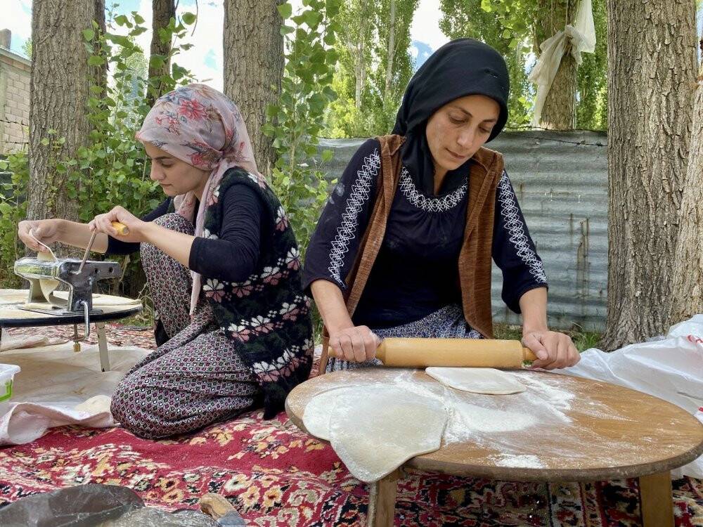 Tel tel iplere dizilen erişteler kış sofraları için hazırlanıyor
