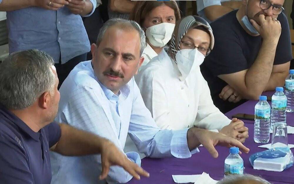 Adalet Bakanı Gül: “Yanan alanlara tek bir çivi çakılmasına izin vermeyeceğiz”