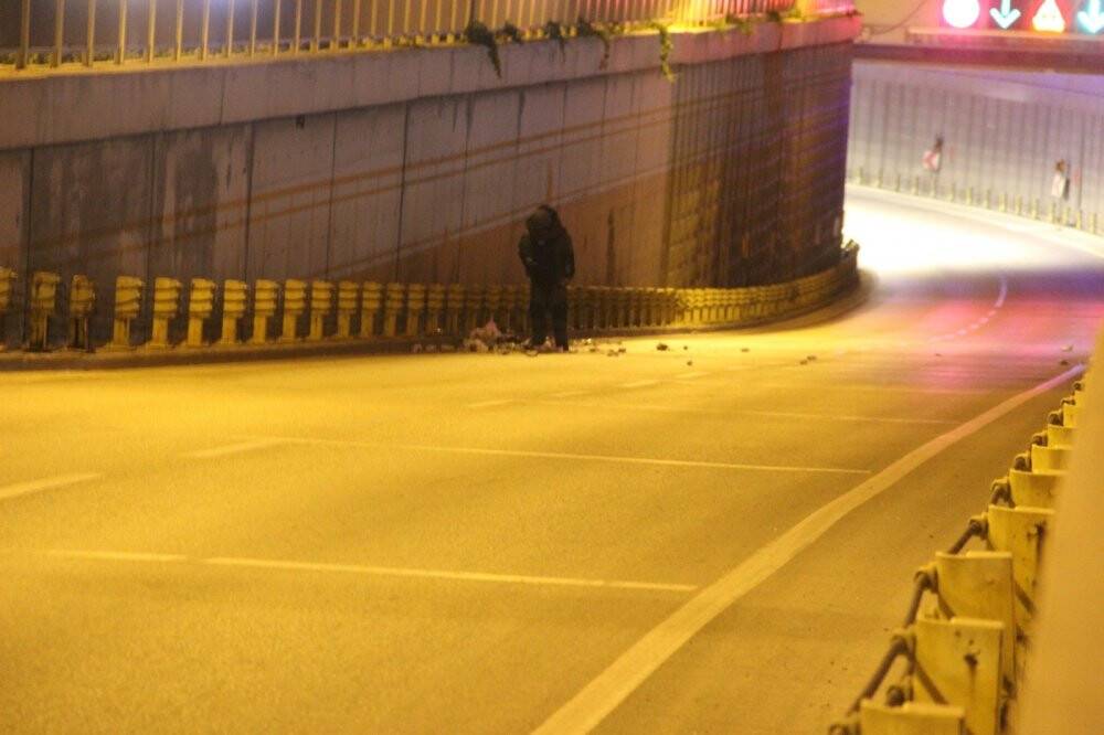 Konya’da yol kenarındaki şüpheli poşet fünye ile patlatıldı