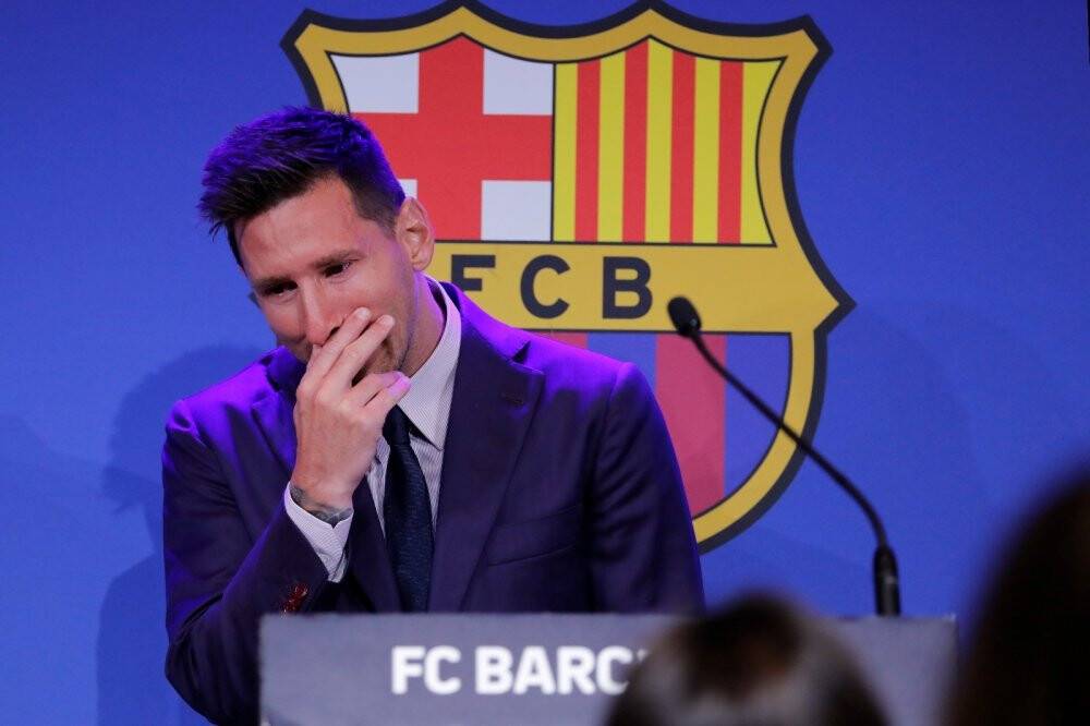 Lionel Messi, Barcelona’ya göz yaşlarıyla veda etti