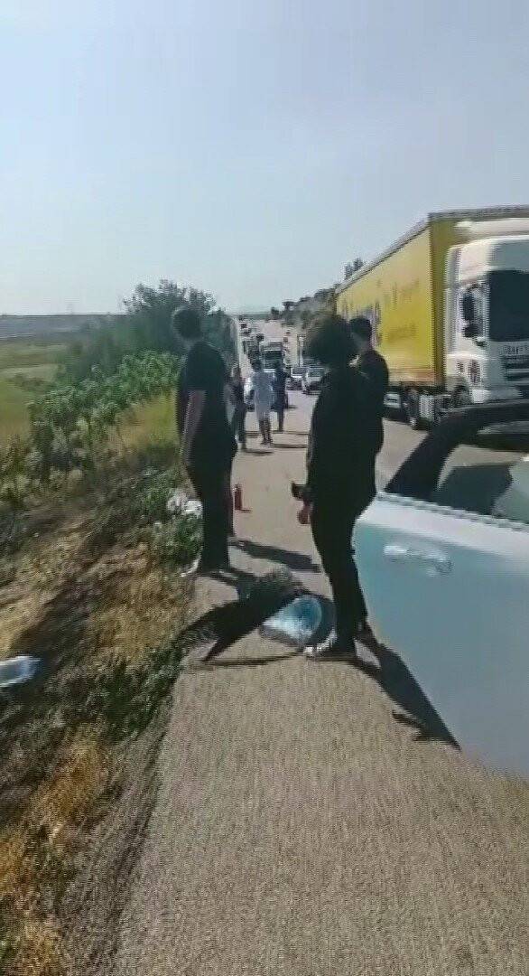 Yangını gören aracını durdurup müdahale etti
