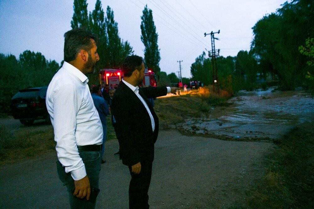 2 mahallede yağış sele dönüştü