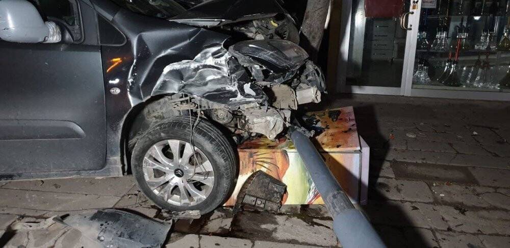 Alkollü sürücü önce araca, sonra direğe, elektrik panosuna ve ağaca çarptı