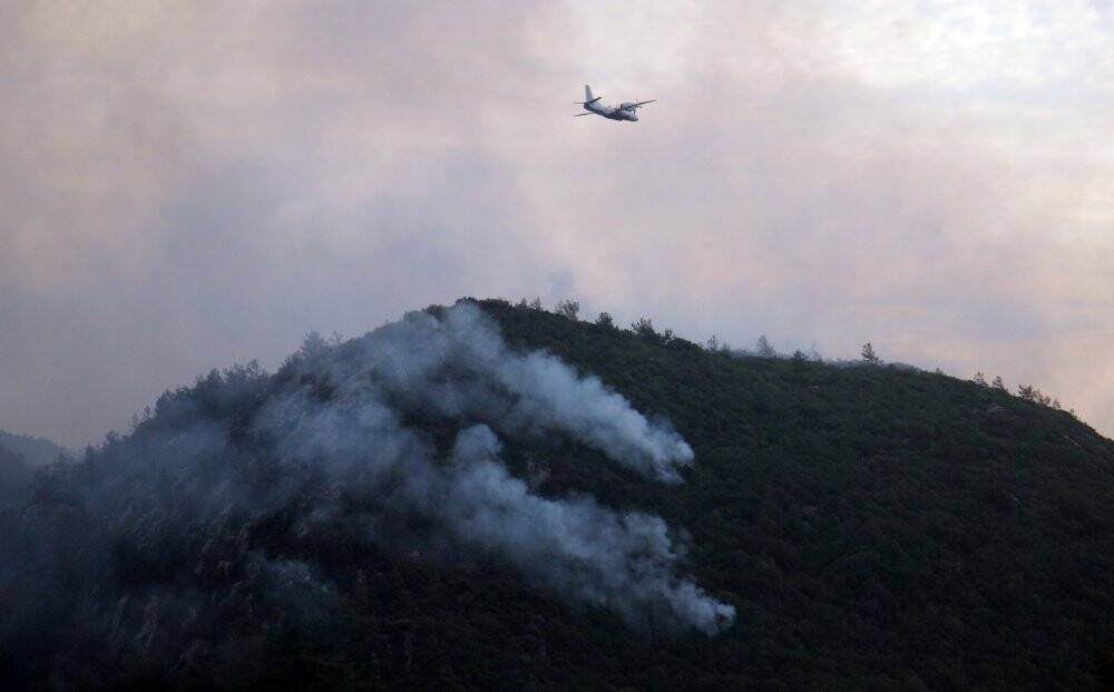 Hava araçlarının yüzlerce sortisine karşılık rüzgarın yön değiştirmesi alevleri artırdı