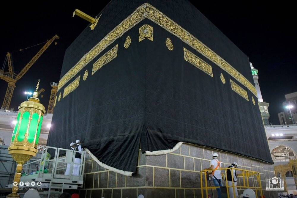 Kabe’nin hac sırasında 3 metre yukarıya kaldırılan örtüsü aşağı indirildi