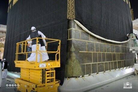 Kabe’nin hac sırasında 3 metre yukarıya kaldırılan örtüsü aşağı indirildi