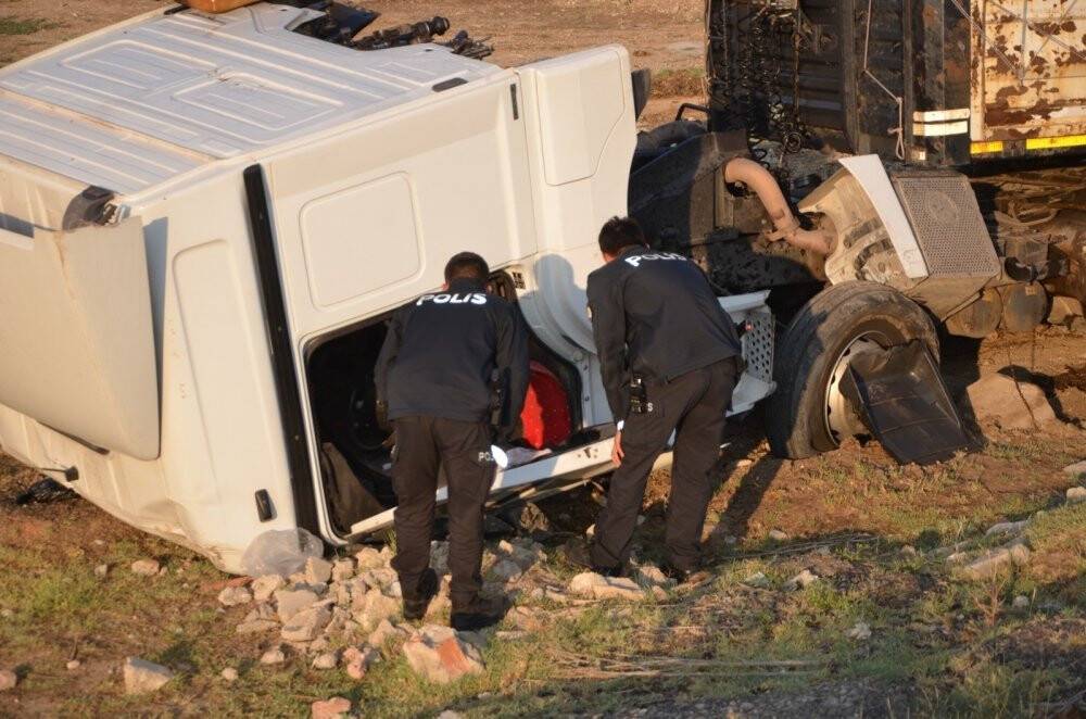 Konya'da odun yüklü tır şarampole indi