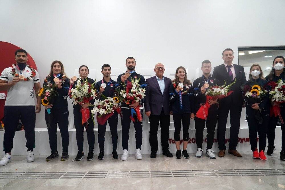 Olimpiyat kafilesi, yurda döndü