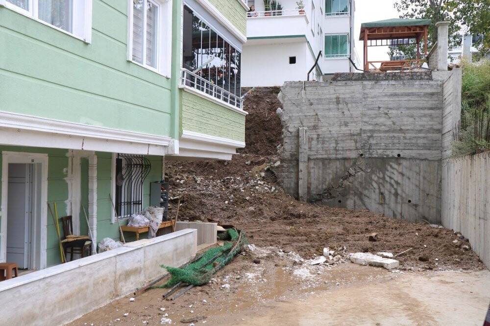 Sağanak yağış 5 katlı apartmanın istinat duvarını yıktı