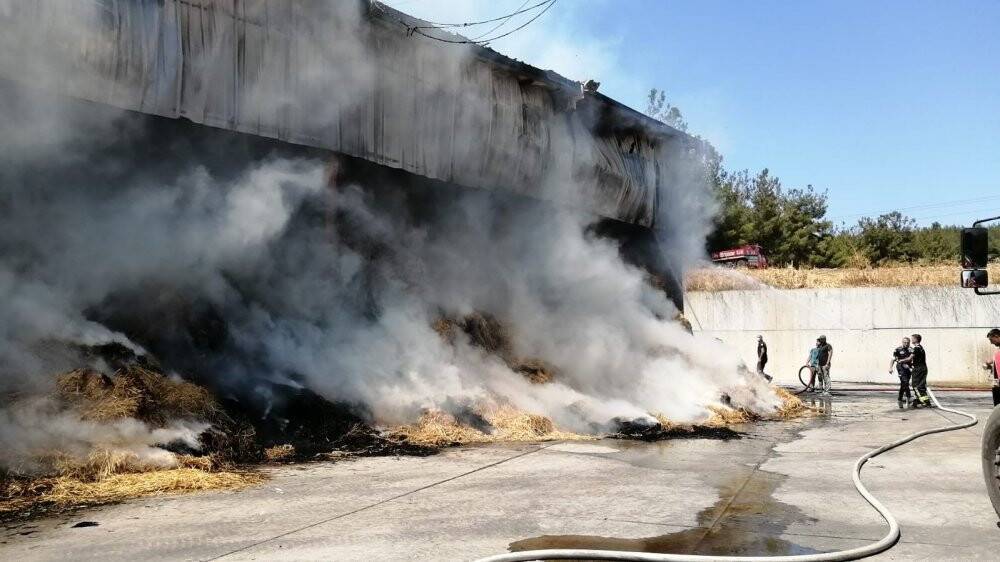 150 ton saman yangında küle döndü