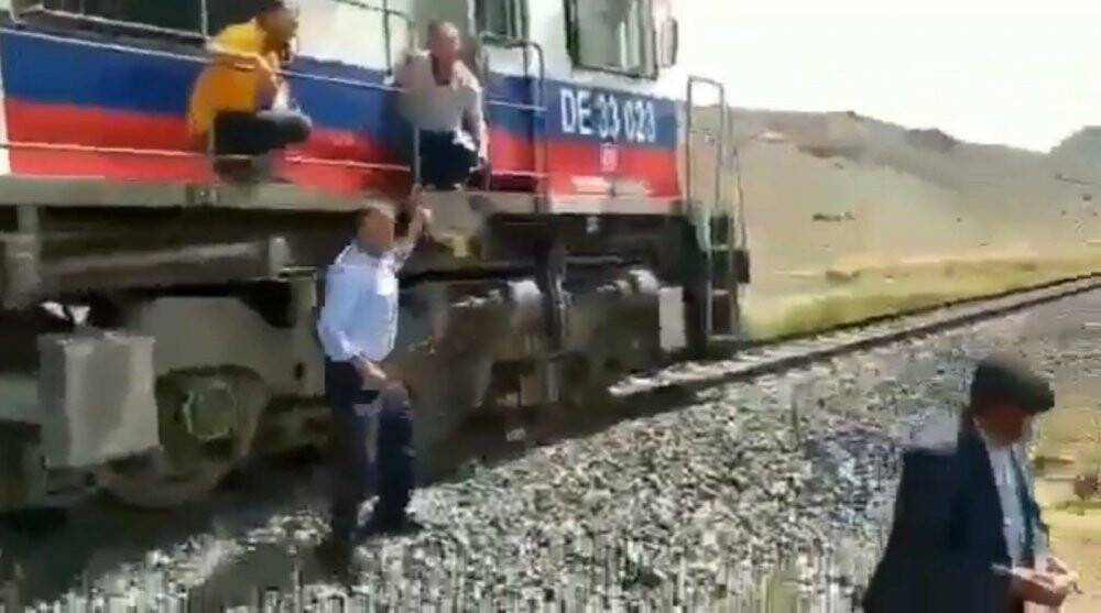 Düğün konvoyunun önünü trenle kestiler